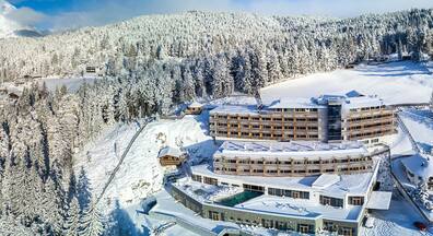 Das NIDUM Casual Luxury Hotel von außen in toller Schneelandschaft