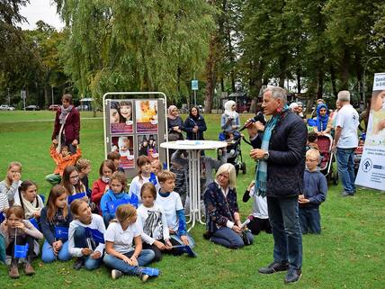 Schirmherr Meinhard Füllner sprach die Schüler der Grundschule Ratzeburg direkt an, ihre Rechte einzufordern.