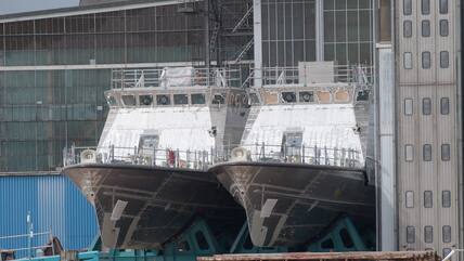 Patrouillenboote für Saudi-Arabien liegen in Wolgast auf dem Werftgelände der zur Lürssen-Werftengruppe gehörenden Peene-Werft. Die Rüstungsindustrie beklagt Planungsunsicherheit und Ansehensverlust.