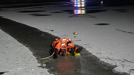 Auf einem Spineboard wird die verunfallte Person von der Feuerwehr gerettet. Die Einsatzkräfte mussten vorsichtig handeln, damit sie sich nicht selbst in Gefahr begaben.