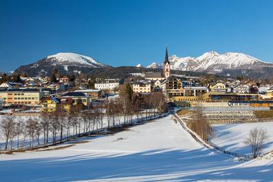 Mariapfarr wird von malerischen Berggipfeln umgeben.