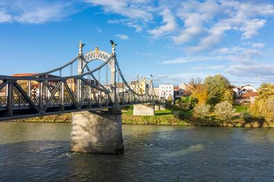 Die Salzachbrücke verbindet Obersdorf in Österreich und Laufen in Deutschland miteinander.
