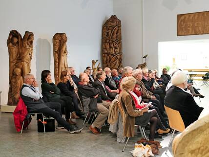 Kunstinteressierte folgen den Erläuterugen zum Umbau.