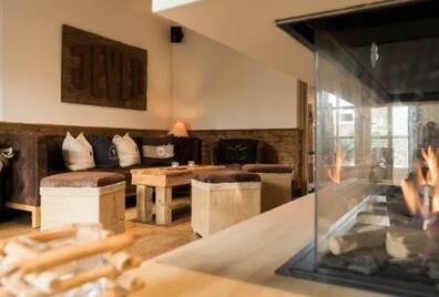 Genieße die gemütliche Stimmung vor dem Kamin