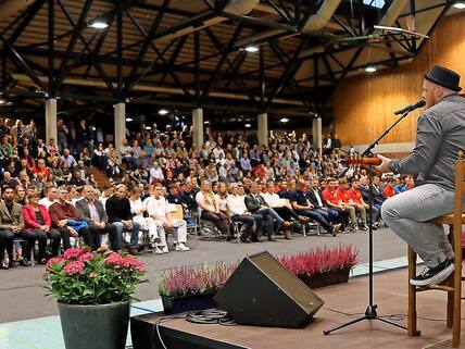 Den musikalischen Part übernahm ein echter Maurer: Björn Paulsen aus Niebüll hat die Musik zu seinem neuen Beruf gemacht und begeisterte mit eigenen Liedern.